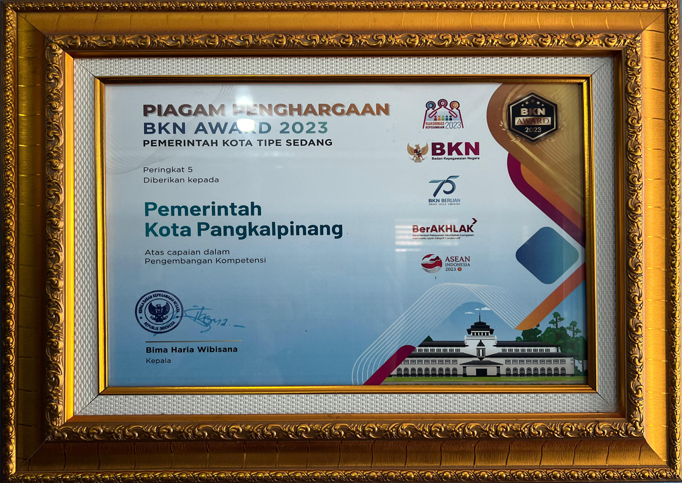 PIAGAM PENGHARGAAN BKN AWARD 2023 PEMERINTAH KOTA TIPE SEDANG DALAM PENGEMBANGAN KOMPETENSI TAHUN 2023